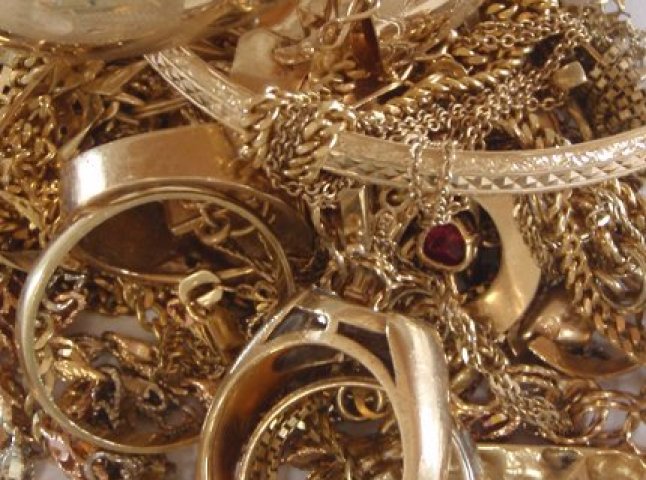 На Ужгородщині прибиральниця вкрала у господарів золотих ювелірних виробів на загальну суму 20 тисяч гривень