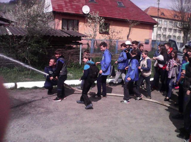 Дітям з Донеччини показали роботу гірських рятувальників Закарпаття