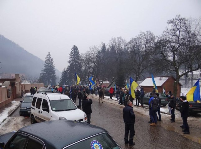 Закарпатські автомайданівці пікетували оздоровчий комплекс, де відпочивають високопоставлені міліцейські чиновники