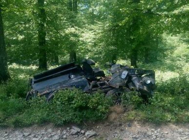 У Дубовому автомобіль зірвався з гори (ФОТО)