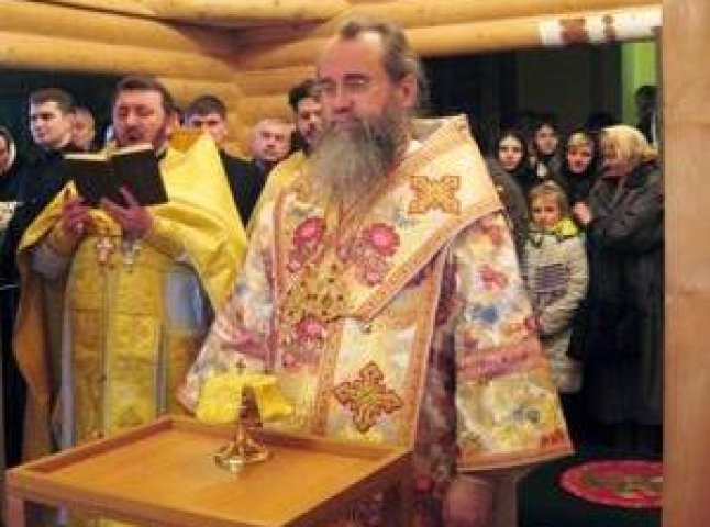 В день пам’яті трьох святих, архієпископ Феодор освятив перший новозбудований дерев’яний храм