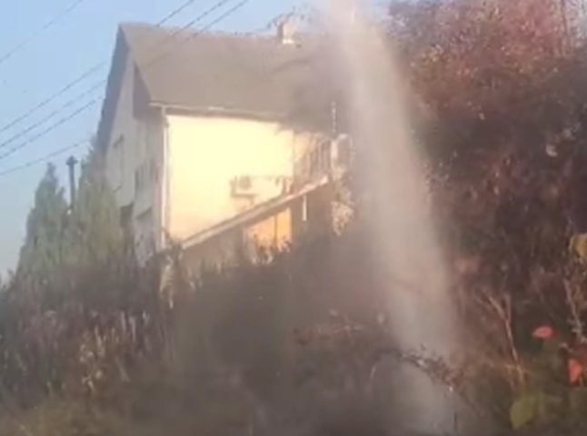 Прорвало трубу: у Виноградові утворився кількаметровий фонтан