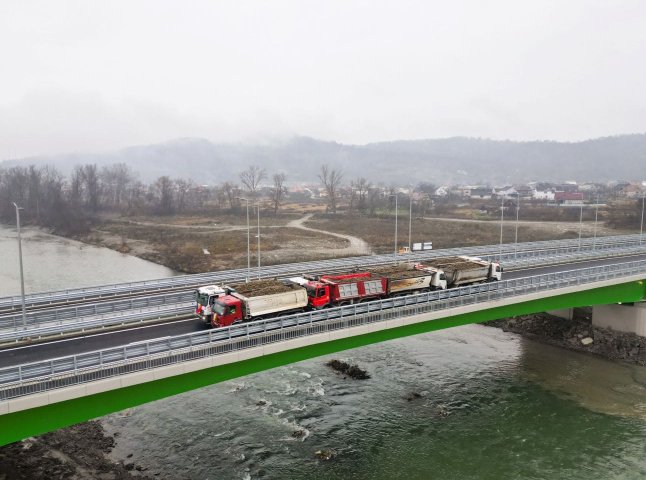 Міст через Тису пройшов випробування: пункт пропуску відкриють незабаром