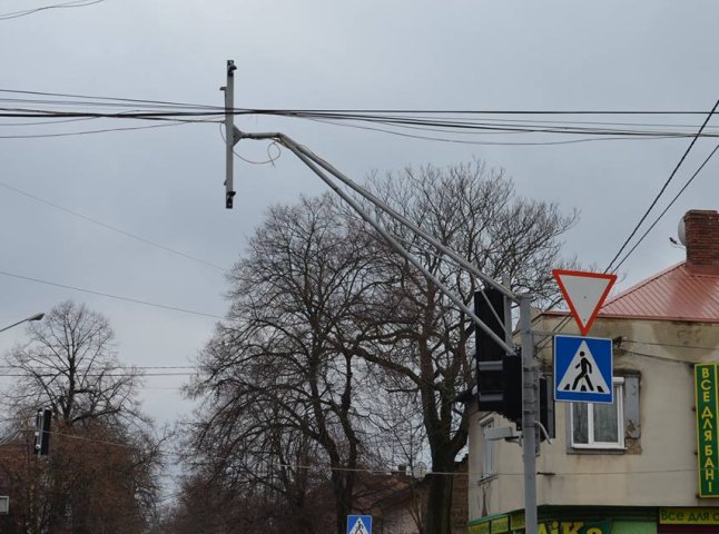 Пошкоджений світлофор на вулиці Духновича відновлюватимуть коштом винуватця ДТП
