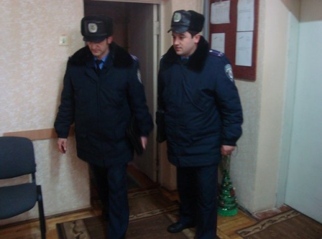 У Мукачеві правоохоронці продовжують ходити до громадян (ФОТО)