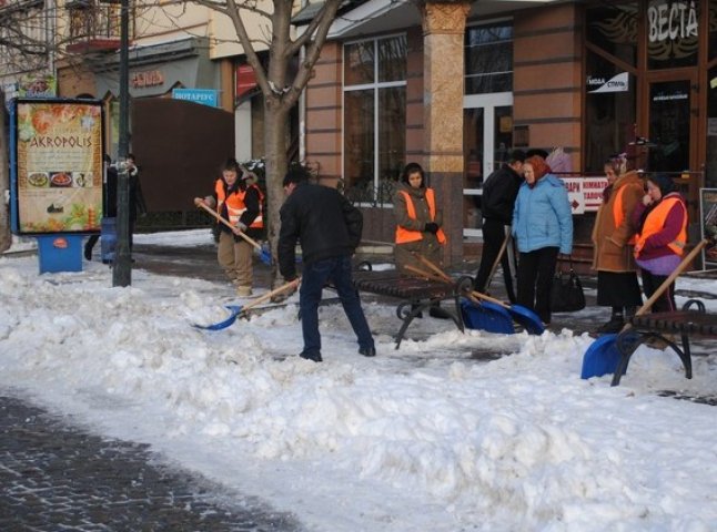 Центр Мукачева від снігу очищають комунальники, окраїни міста – плюсова температура (ФОТО)