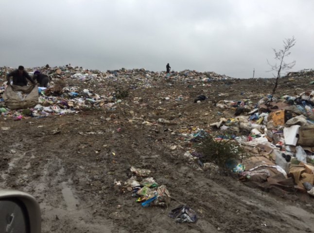 Очільник Ужгорода разом із секретарем міськради інспектували сміттєзвалище та кладовище у Барвінку