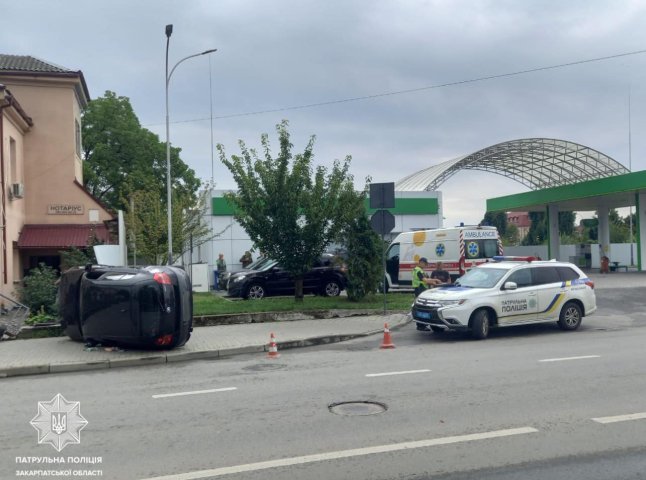Автомобіль перекинувся: в Ужгороді трапилась аварія