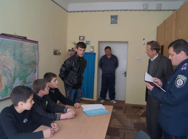 Перший заступник Іршавського райвідділу підполковник міліції Мирон Черничко провів зустріч з учнівською молоддю