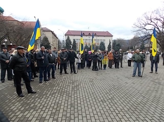 Мешканці Виноградова вчергове зібралися на "Мітинг гідності"
