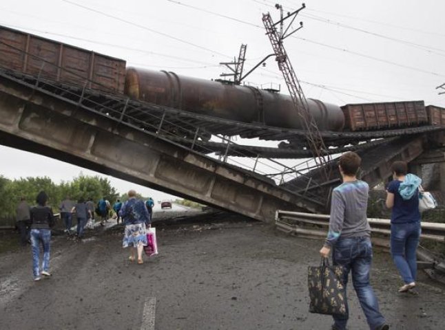 Терористи підірвали міст неподалік Донецька