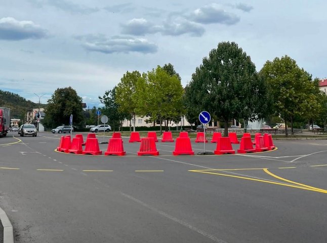 У мікрорайоні Росвигово в Мукачеві тестують нову кільцеву розв’язку