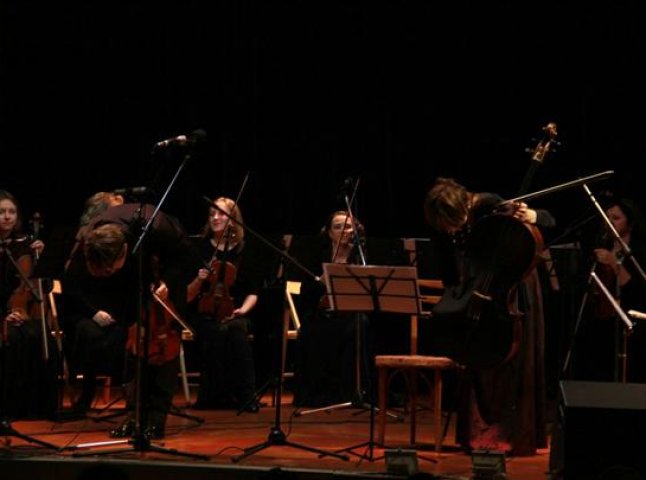 У Мукачеві виступив струнний оркестр під керуванням Сергія Добоша та відомих скрипалів Остап та Ольги Шутко (ВІДЕО)