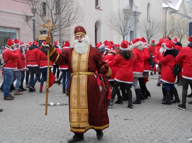 Пісні, танці й привітання: як в Ужгороді пройшов парад Миколайчиків