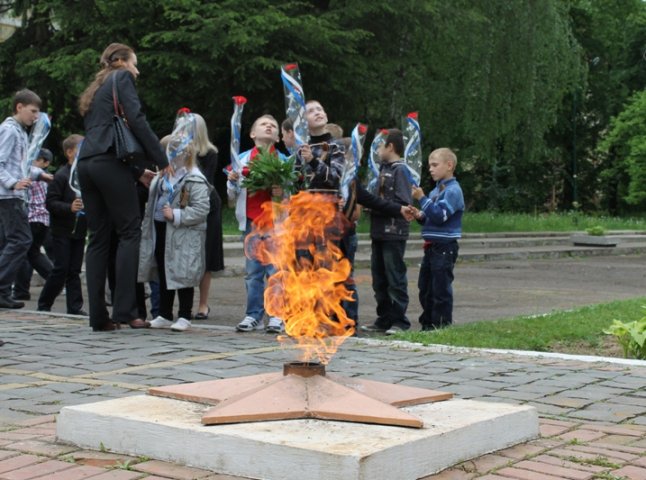 Мукачівські діти покладали квіти до вічного вогню (ФОТОРЕПОРТАЖ)