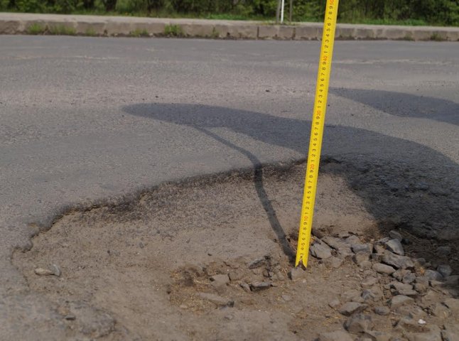 Глибока вибоїна на дорозі стала причиною перекидання вантажівки із дровами (ФОТОФАКТ)