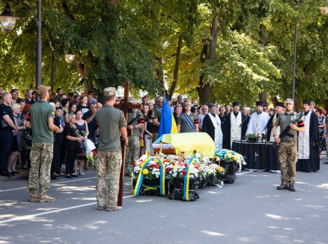 Сьогодні в Ужгороді попрощались із військовим Костянтином Литвином