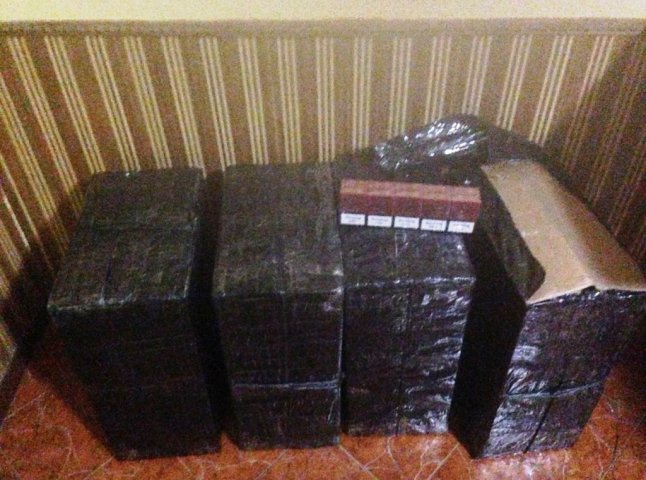 Під час втечі від прикордонників контрабандисти викинули пакунки з двома тисячами пачок сигарет