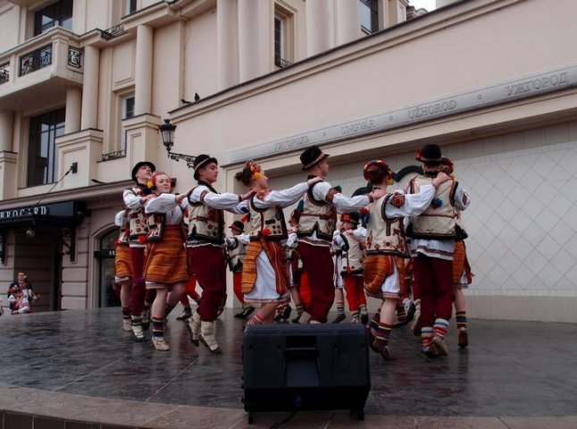 Як закарпатці в центрі Ужгорода танцювали