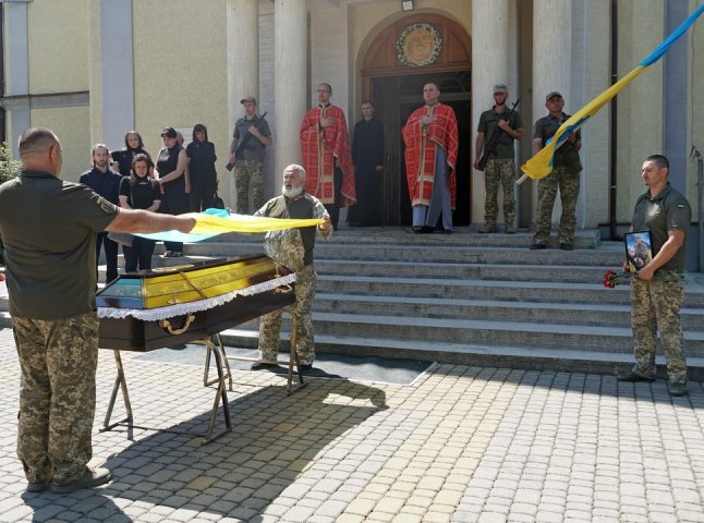 У Мукачеві сьогодні попрощалися із полеглим на війні Героєм У Мукачеві сьогодні попрощалися із полеглим на війні Героєм
