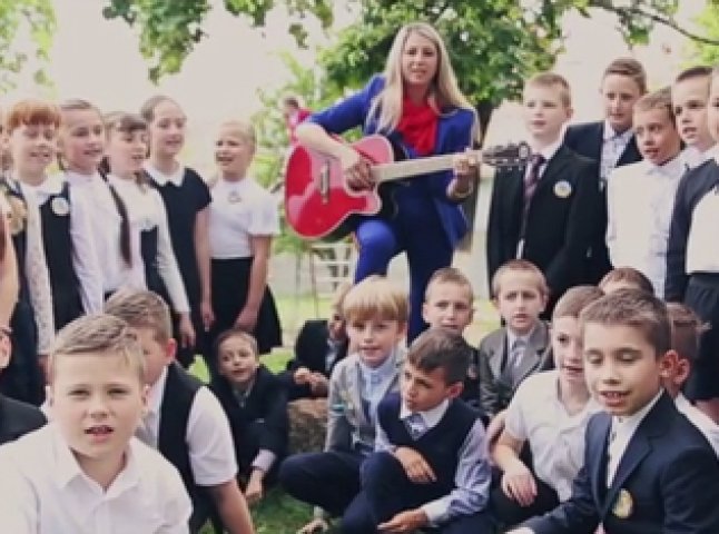 Учні ще однієї ужгородської школи відзняли кліп на пісню Кузьми Скрябіна (ВІДЕО)