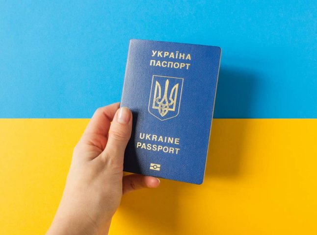Паспорти для українців, які виїхали за кордон