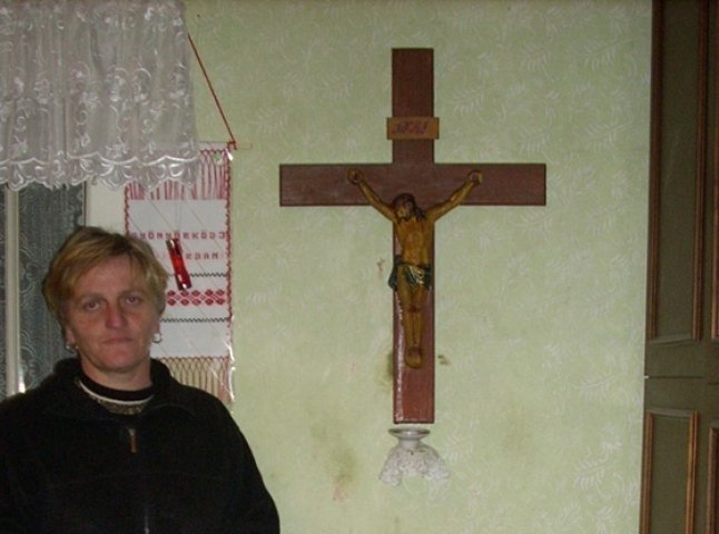 На Берегівщині вже 12 років мироточить розп’яття на хресті, яке зцілює людей