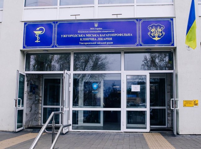 В Ужгороді рятували чоловіка після падіння з висоти