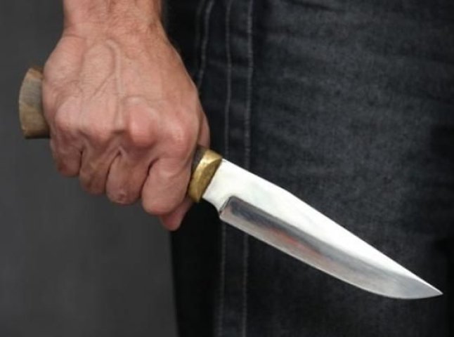 На Мукачівщині чоловік вдарив іншого ножем у живіт