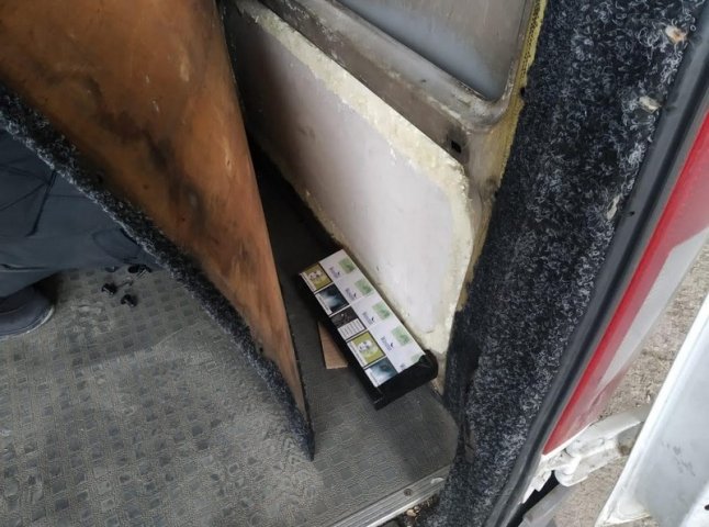За спробу перевезти кількасот пачок сигарет, від чоловіка вилучили мікроавтобус