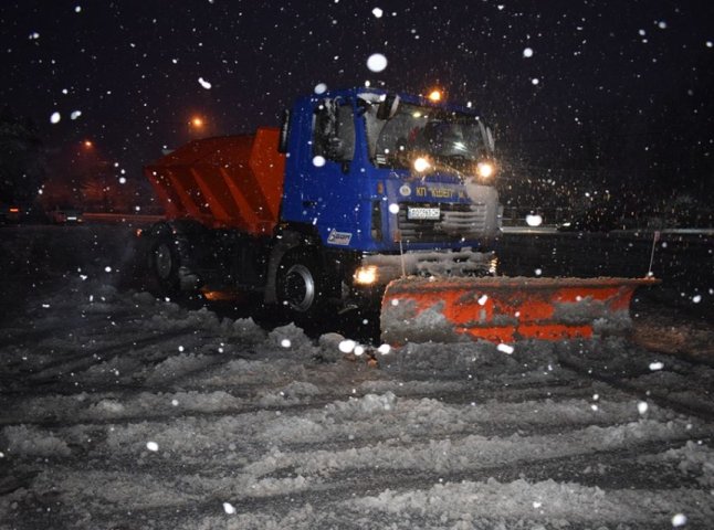 На вулицях Ужгорода почала працювати снігоочисна техніка