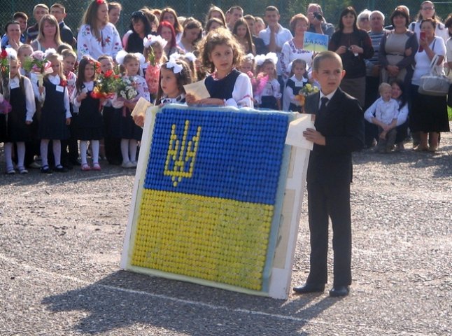 Учні однієї з ужгородських шкіл виготовили національний український прапор з пластикових кришечок