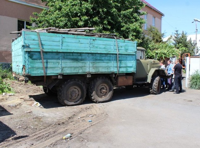 Працівники муніципальної поліції Мукачева проводять облаштування штрафмайданчика