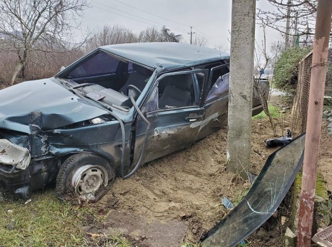Автомобіль врізався в електроопору —  водій отримав численні травми