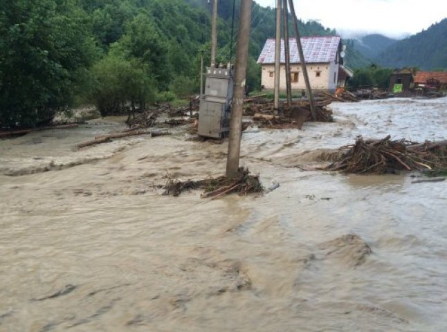У гірських селах Закарпаття за дві години випала місячна норма опадів