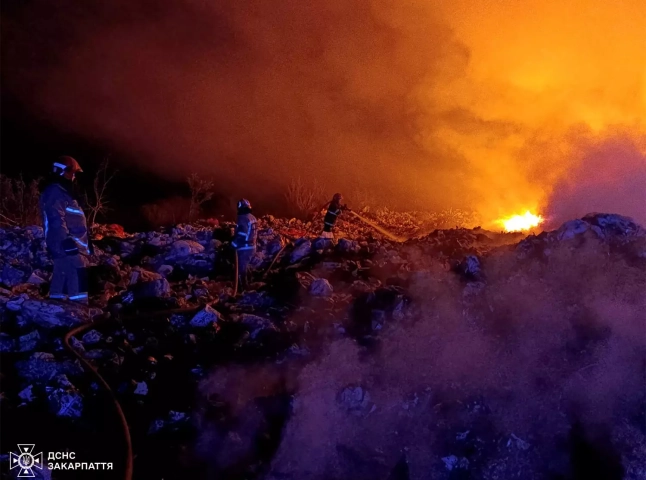 Рятувальники загасили пожежу, яка виникла на одному зі сміттєзвалищ