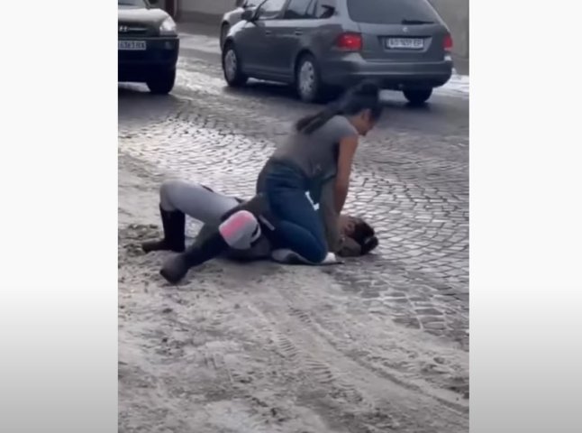 На Закарпатті поширюють відео бійки двох жінок посеред дороги