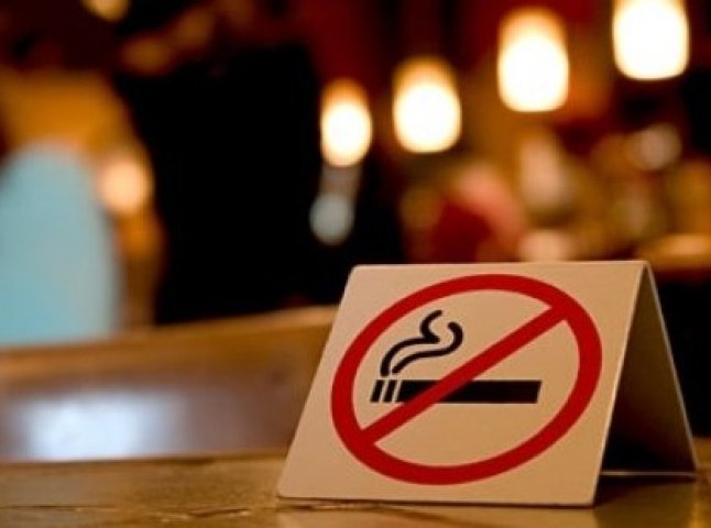 Від сьогодні палити у кафе, ресторанах і на зупинках заборонено