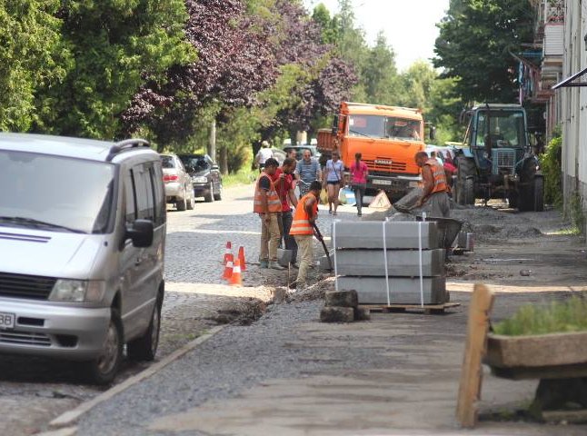 На вулиці Парканія у Мукачеві ремонтують тротуар