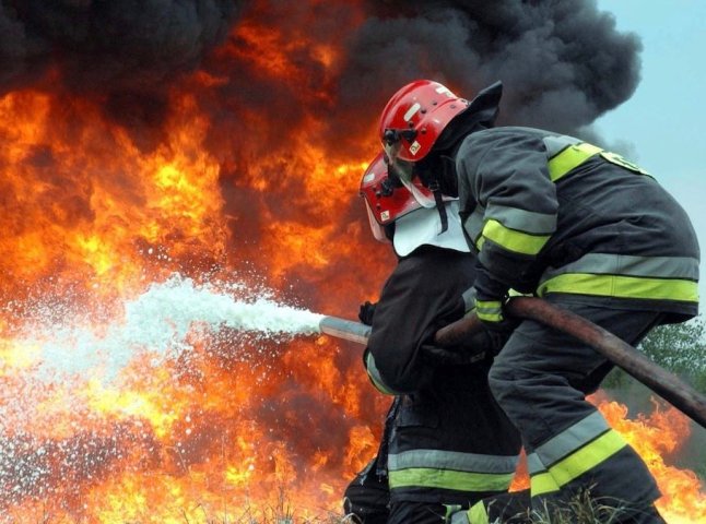 В одній із громад Тячівщини рятувальники гасили пожежу