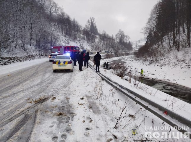 На Рахівщині авто злетіло в річку: загинула 35-річна жінка