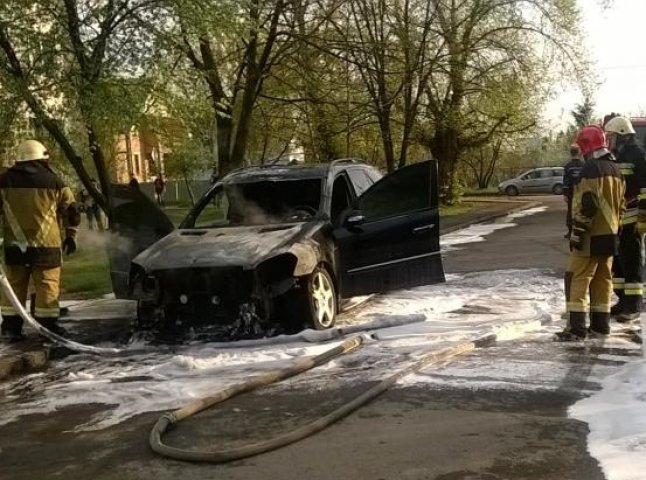 Ужгородська поліція прокоментувала підпал іномарки "Mercedes", яка, ймовірно, належить полковнику поліції