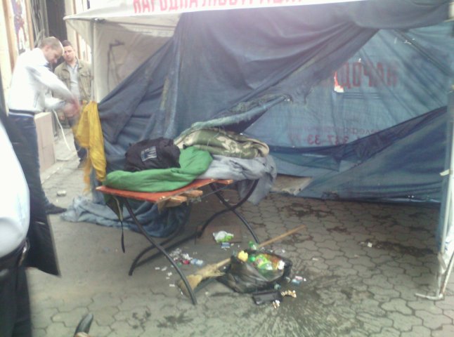 "Народні люстратори" поламали в центрі Ужгорода лавиці, а палатку "завалили" сміттям