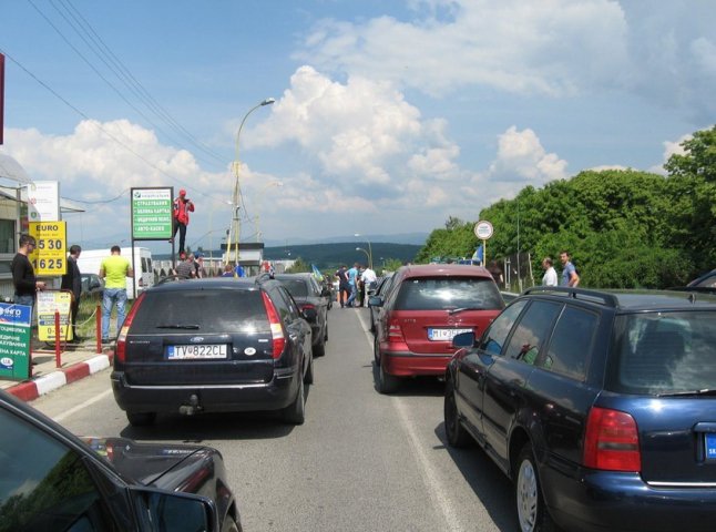 Близько сотні автомобілів застрягли у довжелезній черзі на кордоні зі Словаччиною