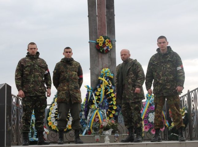 Закарпатський "Правий сектор" з’їздив у Хуст на Красне поле