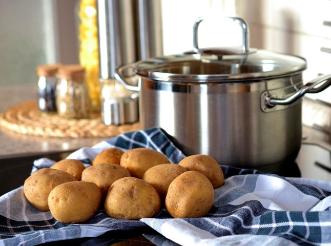 Коли потрібно солити картоплю