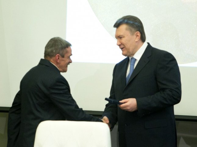 Шевченківську премію Мідянці вручив особисто Янукович (ФОТО)
