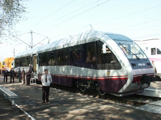 Через старі колії українські потяги не можуть їхати швидко