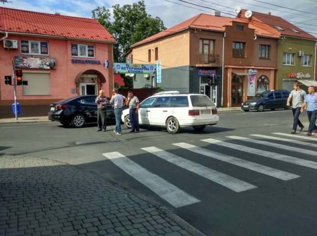 На перехресті вулиць Миру та Івана Франка у Мукачеві зіткнулись дві іномарки