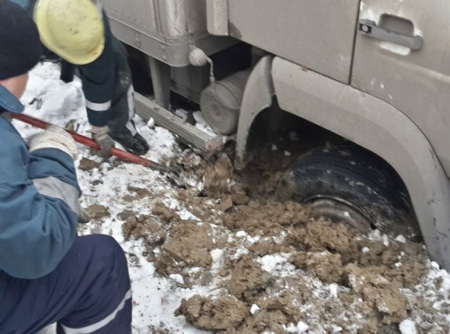У Мукачеві МНСники витягали вантажівку, яка застрягла через просідання грунту (ФОТОФАКТ)